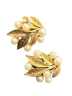 Crown Trifari gold tone faux pearl leaves cluster clip on earrings vintage